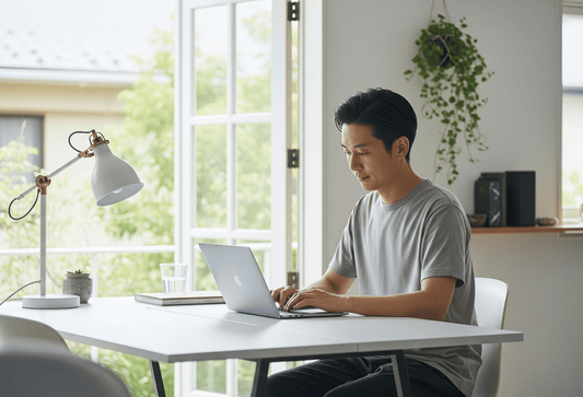 【夏の在宅ワークも快適に】メリノウール100%Tシャツが叶える、ON/OFF切り替えスマートスタイル - C-one ONLINE STORE