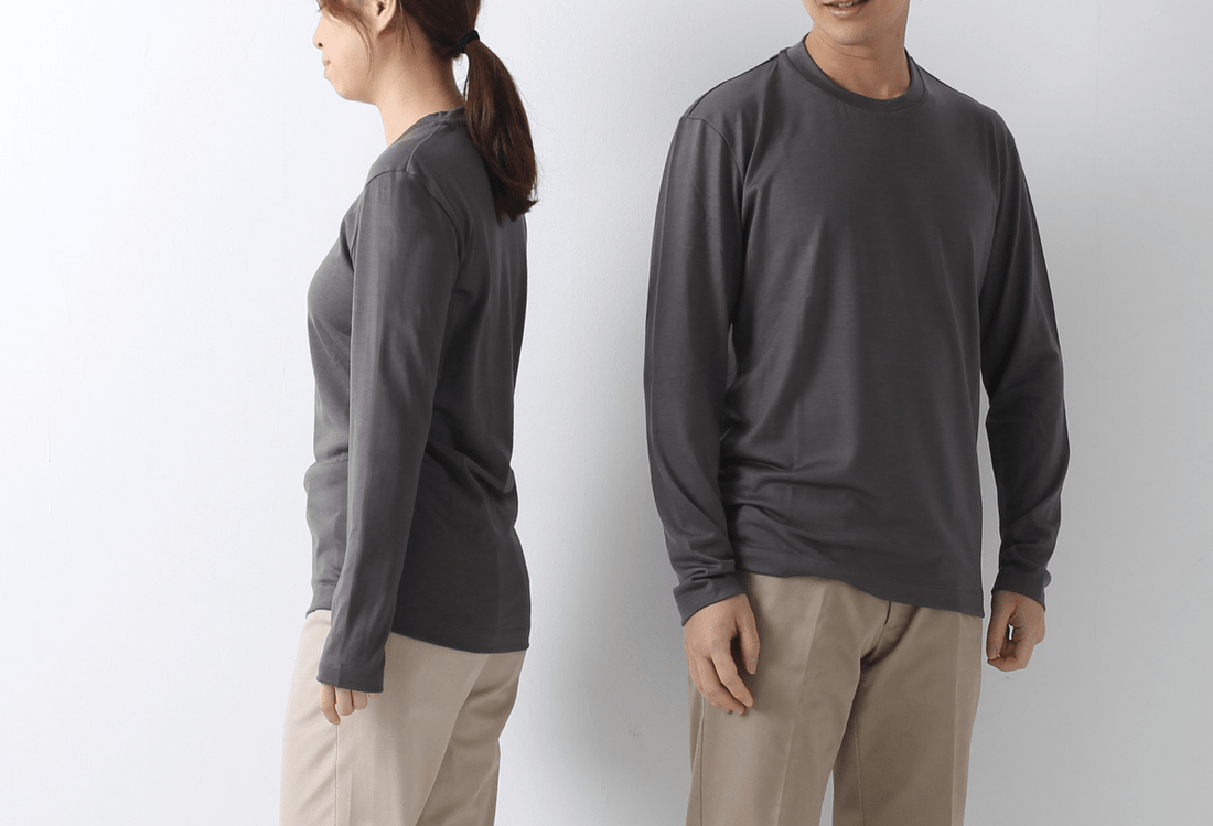 9月の気温差に対応するメリノウール長袖Tシャツを着用した男女の全身写真