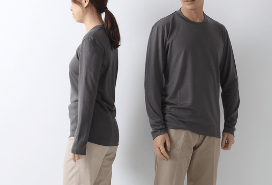 9月の気温差に対応するメリノウール長袖Tシャツを着用した男女の全身写真